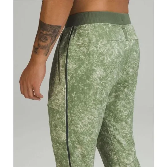 Lululemon Textured Tech Pant Size L in Denim Wash Print Green Twill Multi - Picture 10 of 11